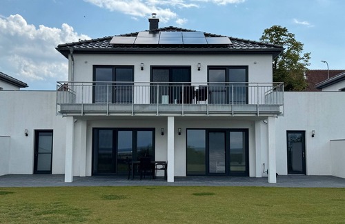 Wolpinghausen Appartement | Apartment 'Berg' with Lake View, Private Terrace and Wi-Fi