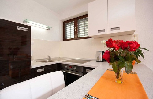 Baska Appartement | Appartement Bozo Baska au rez-de-chaussée avec terrasse
