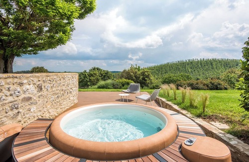 La Cetina Appartement | Appartement 'Brotes Appartamento Mandorlo' avec piscine partagée, Wi-Fi et climatisation.