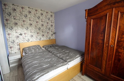 Joachimsthal Appartement | Apartment 'Bungalow Rot M1 Schlafzimmer' with Private Terrace, Shared Garden and Wi-Fi