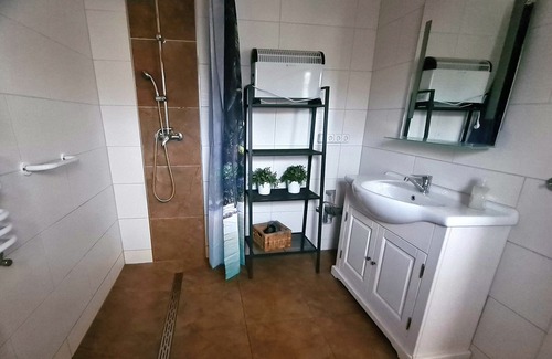 Joachimsthal Appartement | Apartment 'Bungalow Rot M1 Schlafzimmer' with Private Terrace, Shared Garden and Wi-Fi