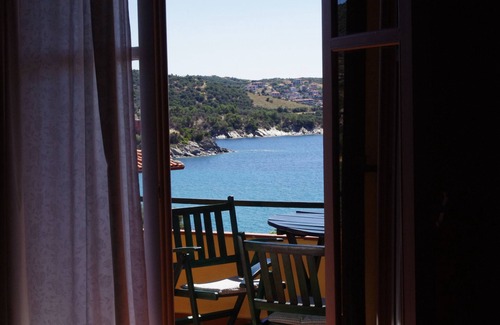 Sithonia Appartement | Apartment by the sea with a sea view balcony and garden, far from mass tourism