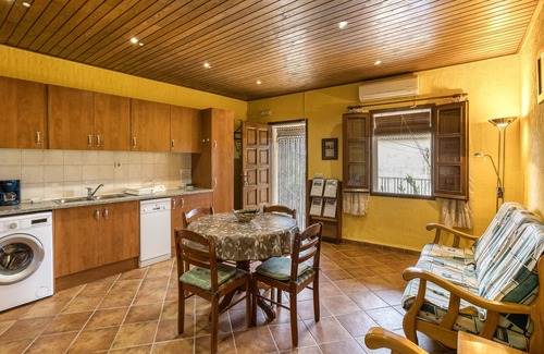 Torroella de Fluvia Appartement | Apartment 'Cal Ferrer 3 -paller' with Shared Pool, Wi-Fi and Air Conditioning