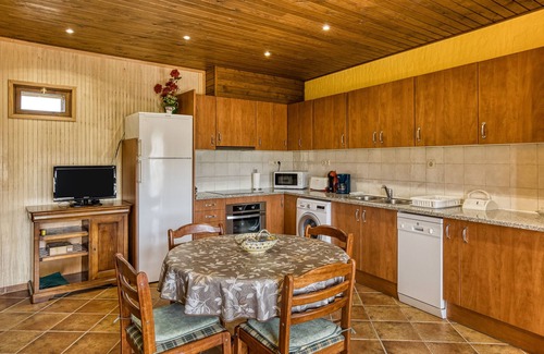 Torroella de Fluvia Appartement | Apartment 'Cal Ferrer 3 -paller' with Shared Pool, Wi-Fi and Air Conditioning