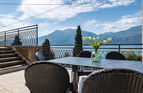 Brenzone sul Garda Appartement | Apartment 'Cà Granda Brenzone' with Lake View, Wi-Fi and Air Conditioning
