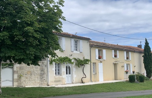 Montignac-Charente Appartement | Appartement 'Charmant Studio Meublé' avec Wi-Fi