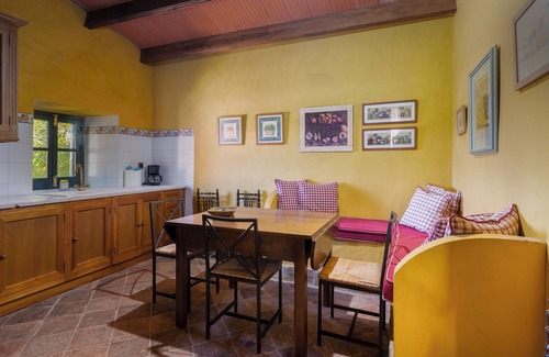 Constantina Maison | Apartment 'Chirrin' with Mountain View, Private Terrace and Private Garden