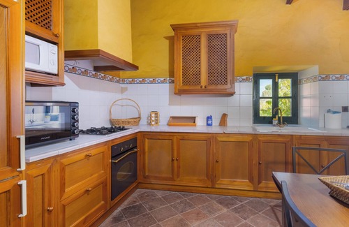 Constantina Maison | Apartment 'Chirrin' with Mountain View, Private Terrace and Private Garden
