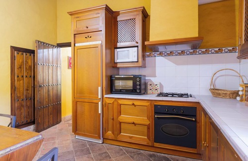 Constantina Maison | Apartment 'Chirrin' with Mountain View, Private Terrace and Private Garden