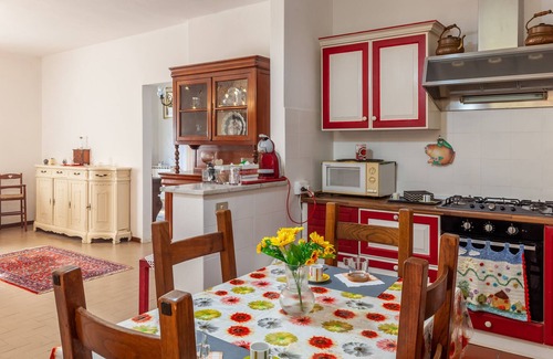 Carrara Appartement | Apartment 'Da Nonno Mò' with Shared Garden