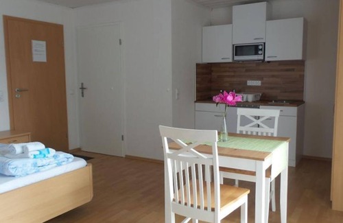 Schweigen-Rechtenbach Lit Et Petit-Déjeuner | Apartment/apartment, shower, WC, balcony - Gästehaus Reither