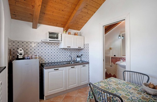 Bomerano Appartement | Apartment 'Delizioso Chalet Con Ampio Giardino' with Mountain View, Wi-Fi and Air Conditioning