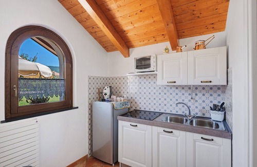 Bomerano Appartement | Apartment 'Delizioso Chalet Con Ampio Giardino' with Mountain View, Wi-Fi and Air Conditioning