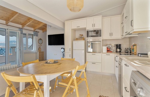 Lixouri Appartement | Apartment 'Emelia' with Sea View, Wi-Fi and Air Conditioning
