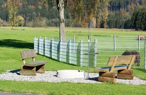 Wuchzenhofen Appartement | Apartment 'Ferienwohnung Im Allgäu - Biber 2' with Shared Garden, Balcony and Wi-Fi