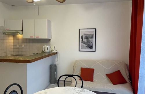 Bedarieux (ornac) Appartement | Appartement F2 avec jardinet en rez-de-chaussée de chaussée, calme , 200 m cure