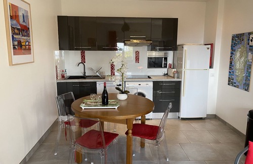 Cardo Appartement | écrin de verdure,t3 moderne,piscine,vue superbe, jardin parking prives.