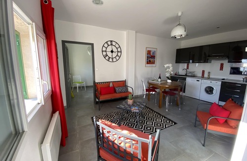 Cardo Appartement | écrin de verdure,t3 moderne,piscine,vue superbe, jardin parking prives.