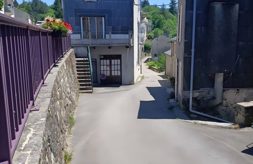 La Salvetat-sur-Agout Appartement | Appartement au Centre De La Salvetat sur Agout avec balcon Vue Montagne