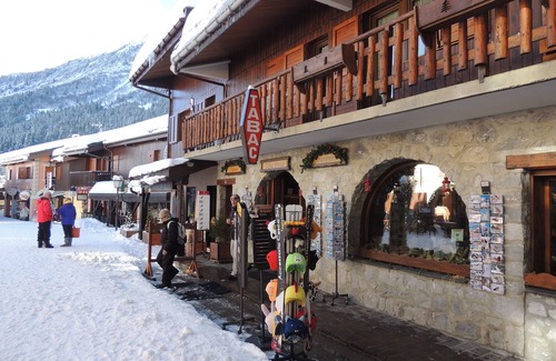 Les Avanchers-Valmorel Appartement | Appartement dans maison chalet situé à Valmorel hameau Planchamp,skis aux pieds