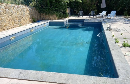 Merindol-les-Oliviers Appartement | Appartement avec belle terrasse clôturée, vu sur le Mont Ventoux et la piscine.
