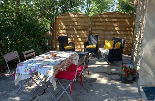 Merindol-les-Oliviers Appartement | Appartement avec belle terrasse clôturée, vu sur le Mont Ventoux et la piscine.