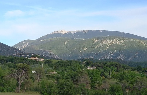 Merindol-les-Oliviers Appartement | Appartement avec belle terrasse clôturée, vu sur le Mont Ventoux et la piscine.