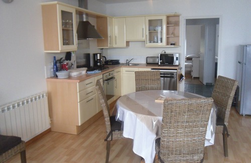 Saint-Vaast-la-Hougue Cottage | appartement sur le port de st vaast avec terrasse vue sur mer classé 3 étoiles