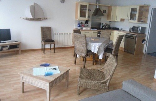 Saint-Vaast-la-Hougue Cottage | appartement sur le port de st vaast avec terrasse vue sur mer classé 3 étoiles
