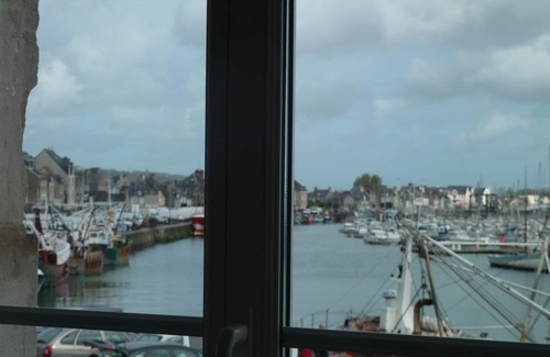 Saint-Vaast-la-Hougue Cottage | appartement sur le port de st vaast avec terrasse vue sur mer classé 3 étoiles