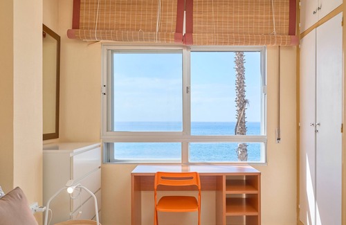 Torrenueva Appartement | Apartment 'Frente Al Mar Y A Pie De Playa' with Balcony, Wi-Fi and Air Conditioning