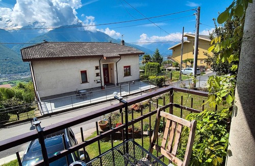 Cino Appartement | Appartement "Girasole" avec vue sur les montagnes, jardin privé et Wi-Fi