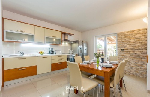 Nerezine Appartement | Apartment GISELLE with heated pool and large terrace 50m2