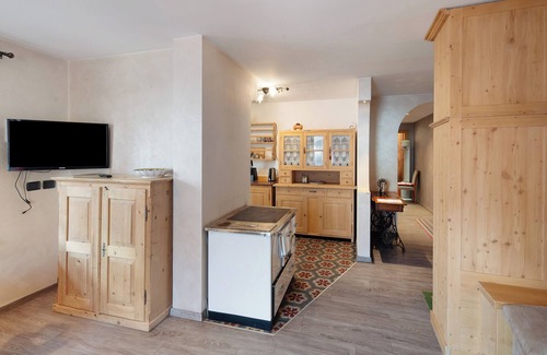 Canazei Appartement | Appartement 'Giulia' avec vue sur les montagnes, jardin partagé et balcon