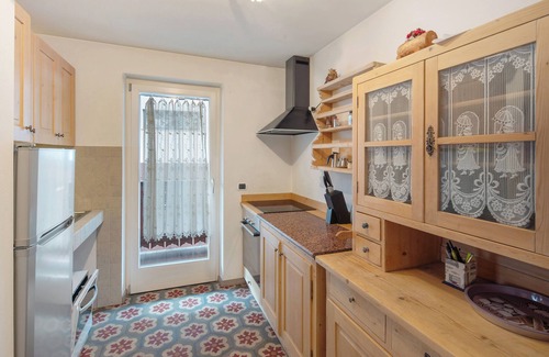 Canazei Appartement | Appartement 'Giulia' avec vue sur les montagnes, jardin partagé et balcon