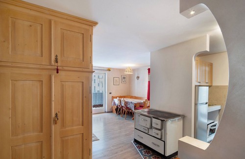 Canazei Appartement | Appartement 'Giulia' avec vue sur les montagnes, jardin partagé et balcon