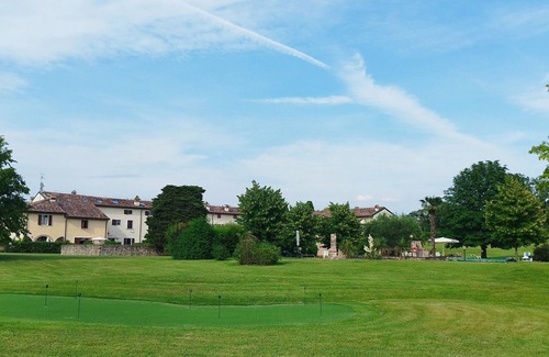 Calmasino Appartement | Apartment 'Golf Residence La Ca' with Shared Pool and Private Garden