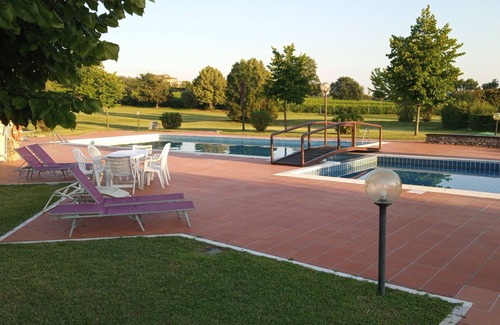Calmasino Appartement | Apartment 'Golf Residence La Ca' with Shared Pool and Private Garden
