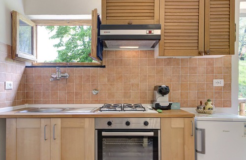 Borzonasca Appartement | Appartement 'Green Riviera - Giardino' avec vue sur les montagnes, piscine partagée et Wi-Fi.