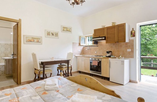 Borzonasca Appartement | Appartement 'Green Riviera - Giardino' avec vue sur les montagnes, piscine partagée et Wi-Fi.