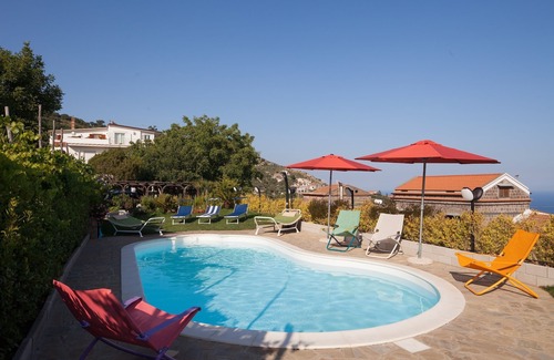 Sant'Agata sui Due Golfi Appartement | Appartement au sol, côte de Sorrente, avec piscine gratuite, parking, jardin, WiFi