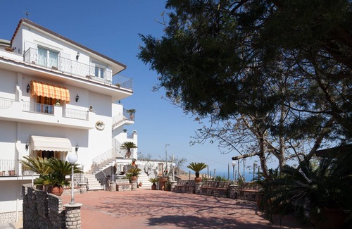 Sant'Agata sui Due Golfi Appartement | Appartement au sol, côte de Sorrente, avec piscine gratuite, parking, jardin, WiFi