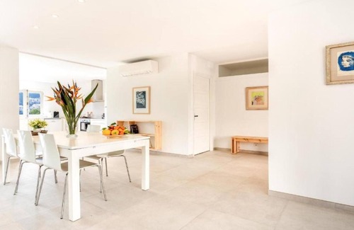 Cala San Vicente Appartement | Appartement "Guillem", avec vue sur la mer, jardin et Wi-Fi.