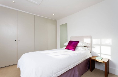 Westend Appartement | Apartment 'Hakan Place Near Stadium' with Balcony, Wi-Fi and Air Conditioning