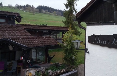 Weiler-Simmerberg Appartement | Appartement 'Haus Biggi - Ferienwohnung Pfänder' avec vue sur la montagne