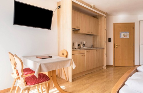 Santa Cristina Val Gardena Appartement | Appartement 'Hotel Residence Gardena Alps 300' avec vue sur les montagnes, jardin et Wi-Fi.