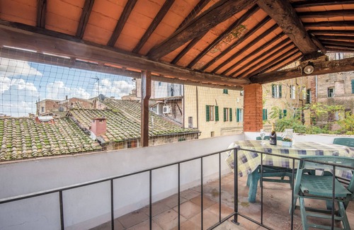 Siena Historical Center Appartement | Apartment 'Il Campo Comfort Apt with Balcony' with Private Terrace, Wi-Fi and Air Conditioning