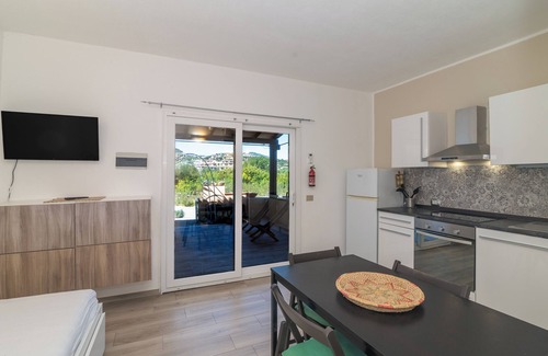 Porto San Paolo Appartement | Apartment 'Il Piccolo Rifugio' with Private Terrace, Private Garden and Air Conditioning