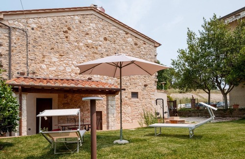 Semproniano Appartement | Apartment 'Il Rifugio Illuminato - Morellino' with Shared Garden, Wi-Fi and Air Conditioning