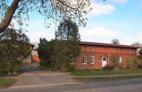 Mesekenhagen Appartement | NEW Apartment in a farmhouse with an idyllic inner courtyard and natural garden